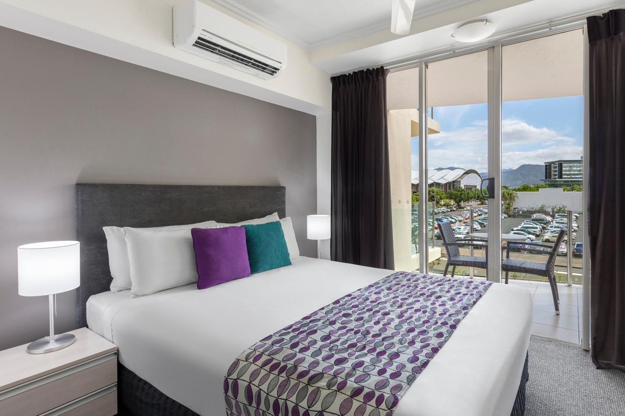 Executive Hotel Room,1212489799:JPEG